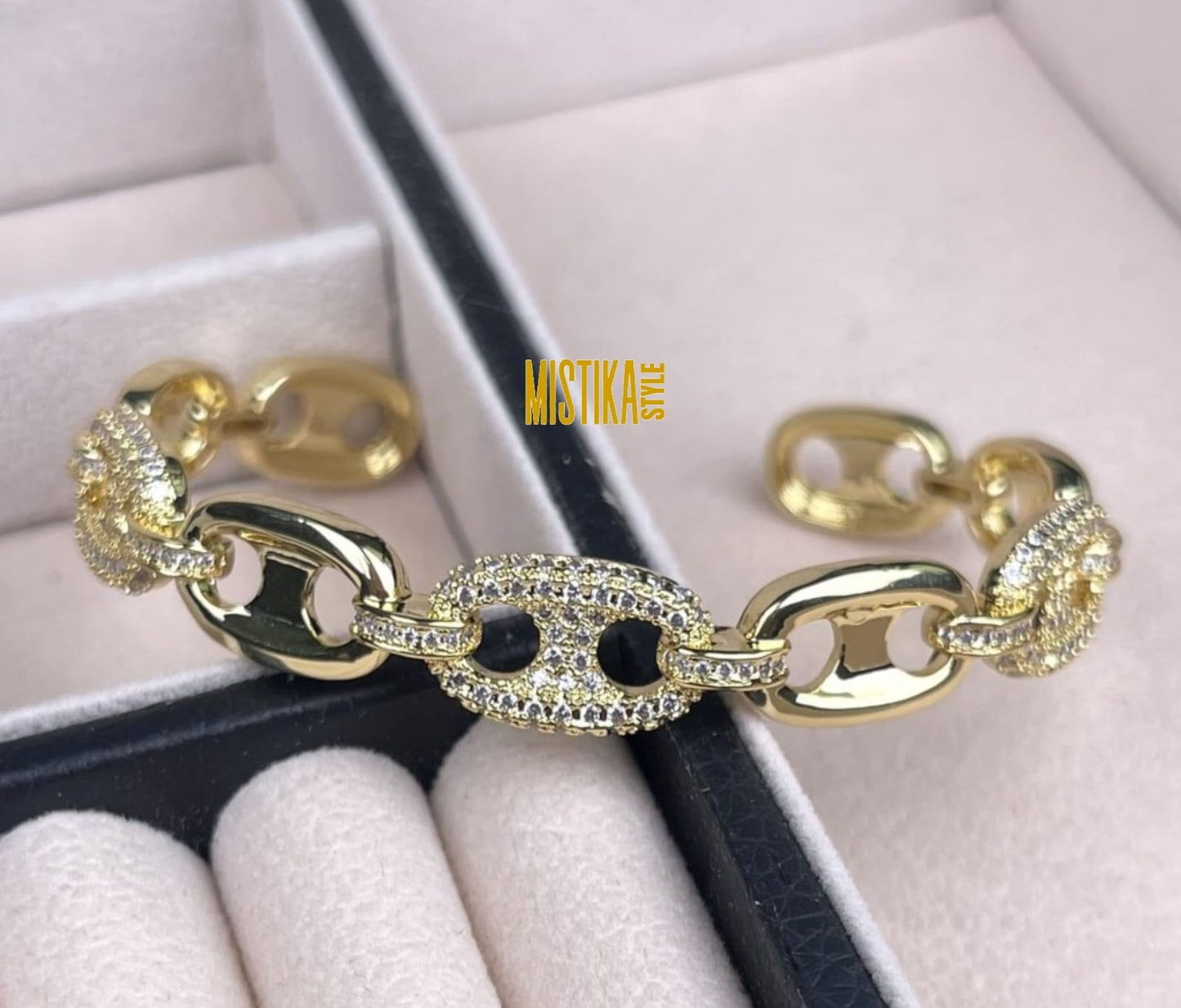 Link and zircon design bracelet